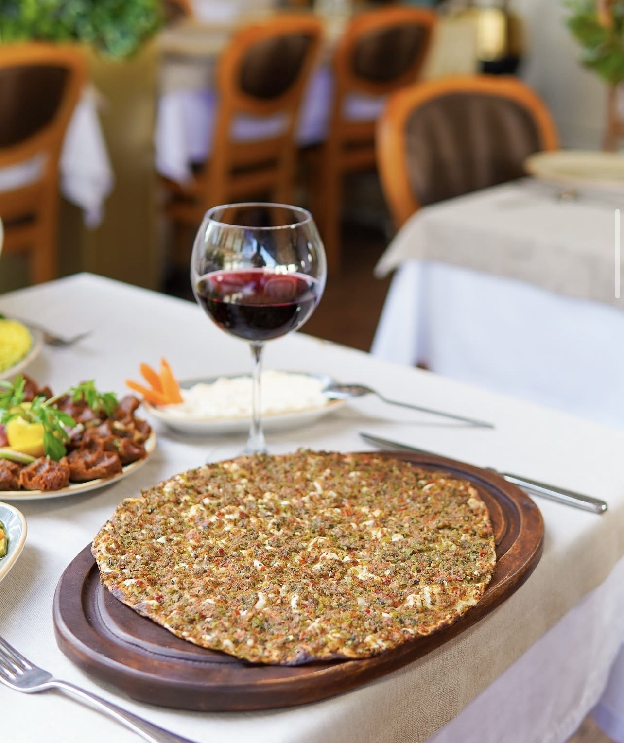Fındık lahmacun, tahta tepside