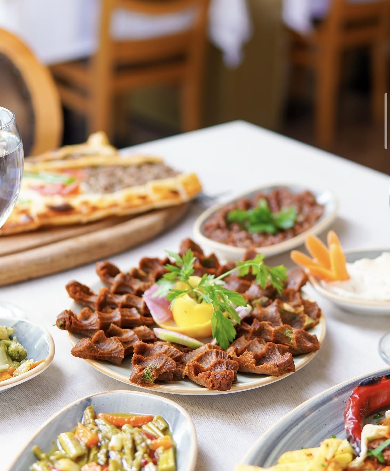 Çiğköfte tabağı, arkada lahmacun