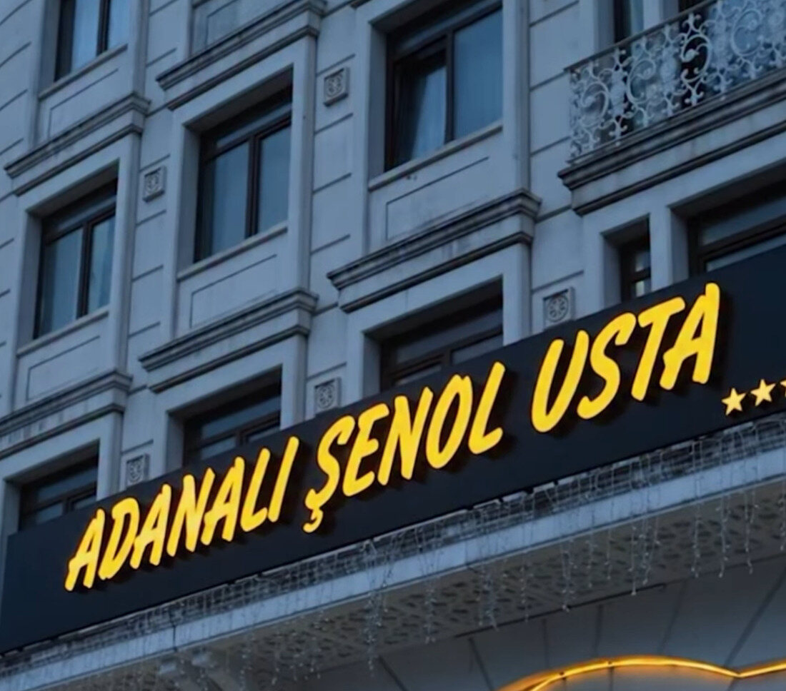Adanalı Şenol Usta — dükkân cephesi, tabela