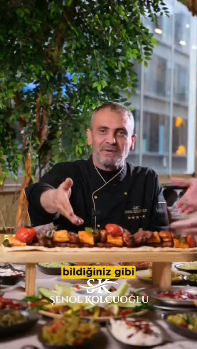 Şenol Usta dolu sofranın başında