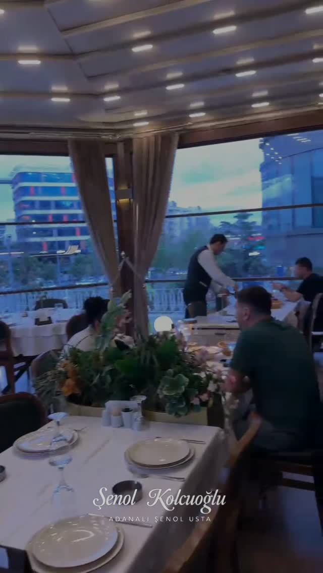 Akşam servisi — dolu teras, kalabalık masalar