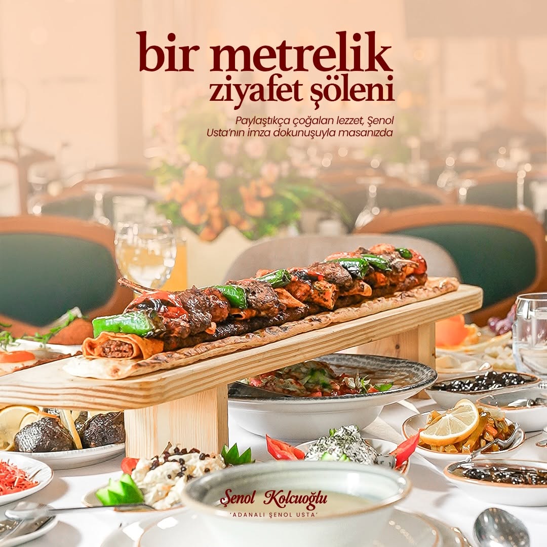 Bir metrelik Adana kebap, mezelerle dolu sofranın ortasında