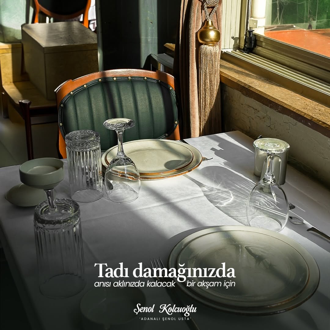 Güneş alan pencere kenarında kurulu sofra